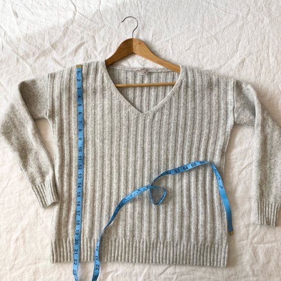 Gap Wool Blend Loose Fit Cozy V-Neck Sweater - Picture 3 of 10